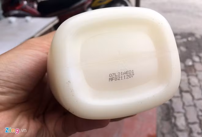 Dưới đáy một chai sữa tắm được cấp phát cho người dân có in ấn thời gian sản xuất là 21/12/2007, không có hạn sử dụng trên vỏ chai. Người dân đã thắc mắc, không biết hết hạn từ khi nào vì thời gian đưa ra thị trường tính đến nay đã 8 năm.