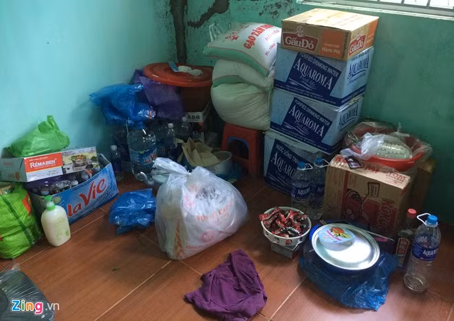 Phường đã lập tổ công tác bao gồm Mặt trận Tổ quốc, Hội chữ thập đỏ kết hợp với địa phương tiếp nhận, phân loại, kiểm tra kỹ lưỡng và cấp phát cho hơn 800 hộ gia đình bị thiệt hại. Các nhu yếu phẩm cơ bản phát cho mỗi nhà gồm 10 kg gạo, nước sạch, từ 1 đến 2 thùng mỳ tôm, quần áo chăn màn, bánh kẹo đường sữa, rau sạch... Tuỳ theo hoàn cảnh từng hộ mà có sự phân chia phù hợp đảm bảo hàng cứu trợ đến đúng tay người cần.