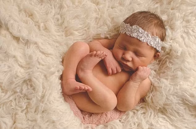 Bé Jaycie 2 ngày tuổi ngủ yên bình trên tấm thảm lông.