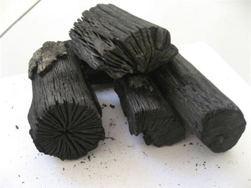 Do là sau khi sinh, gia đình cho mẹ con sản phụ nằm trong phòng kín không máy quạt, đồng thời cả bếp than. Sau một ngày, chị nói với người thân khó thở. Đến chiều cùng ngày, chị nôn ói, người lơ mơ, tri giác giảm. Các bác sĩ cho biết, trong khói than có chứa rất nhiều khí CO2, ảnh hưởng xấu đến đường hô hấp của cả mẹ và bé.