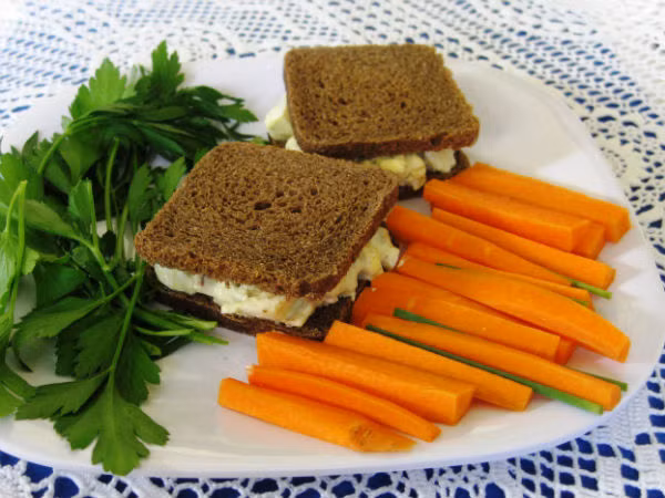 Cà rốt đứng đầu trong các loại rau củ quả tốt nhất khi luộc. Gọt bỏ, cắt khúc nhỏ đun sôi cà rốt với nước, bạn có thể thêm một chút muối vào nước để thêm vị. Cà rốt luộc cung cấp nhiều vitamin cho cơ thể và tốt cho mắt, giúp bạn giảm cân hiệu quả.