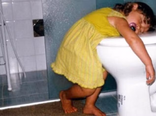 Mẹ ơi con buồn tè nhưng con cũng buồn ngủ!