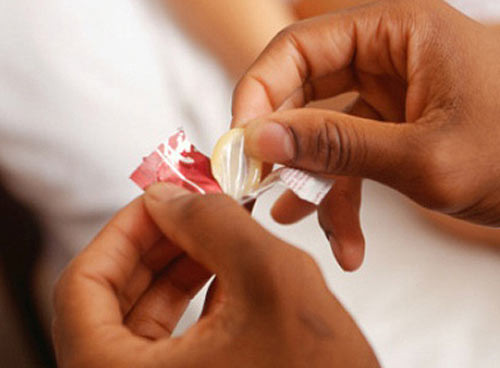 Các vi khuẩn từ cơ thể bạn tình sẽ xâm nhập sang cơ thể bạn qua các vết xước đó. Và nếu “vùng kín” hoặc miệng bạn cũng có vết xước thì vi khuẩn sẽ chui qua vết xước để vào máu của bạn.