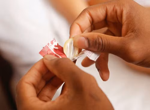 Các vi khuẩn từ cơ thể bạn tình sẽ xâm nhập sang cơ thể bạn qua các vết xước đó. Và nếu “vùng kín” hoặc miệng bạn cũng có vết xước thì vi khuẩn sẽ chui qua vết xước để vào máu của bạn.