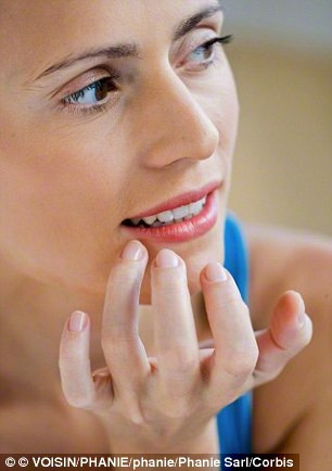 Nứt khóe miệng - thiếu vitamin B. Các vết nứt ở khỏe miệng có thể xảy ra ở những người thiếu các loại vitamin B như B2 và B3. Những vitamin này có đặc tính chống viêm, nếu cơ thể thiếu hụt có thể xảy ra viêm đỏ da và nứt ở khỏe môi. Lúc này bạn nên bổ sung các loại thực phẩm như sữa, trứng, thịt nạc và cá.