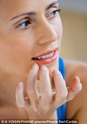 Nứt khóe miệng - thiếu vitamin B. Các vết nứt ở khỏe miệng có thể xảy ra ở những người thiếu các loại vitamin B như B2 và B3. Những vitamin này có đặc tính chống viêm, nếu cơ thể thiếu hụt có thể xảy ra viêm đỏ da và nứt ở khỏe môi. Lúc này bạn nên bổ sung các loại thực phẩm như sữa, trứng, thịt nạc và cá.