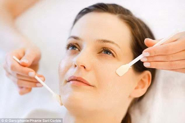 Màu sắc làn da cũng có thể cho thấy dấu hiệu bệnh nan y. Chẳng hạn, da vàng xung quanh phần mắt, mũi miệng là dấu hiệu cholesterol cao. Những người có lượng cholesterol cao dễ bị tắc động mạch, điều này làm hình thành váng mỡ vàng xung quanh mắt, mũi, miệng, hay còn gọi là bệnh u vàng. Trong trường hợp này, bạn nên tham khảo ý kiến bác sĩ và kiểm tra lượng cholesterol.