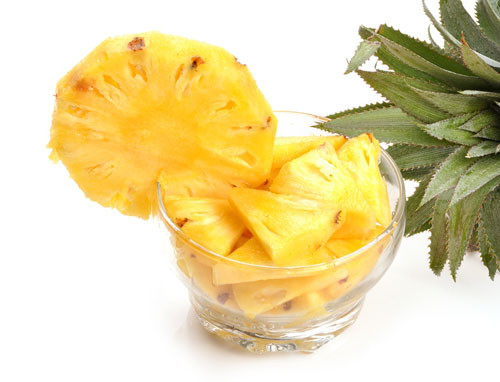 Nước dâu tây và dứa. Nguyên liệu: 1/2 quả dứa đã gọt vỏ thái lát cẩn thận, 5 quả dâu tây thái lát, 10 lá húng quế tươi, 2 thìa giấm táo, 1 lít nước lọc. Trộn các thành phần trong một bình thêm dấm và nước. Khuấy đều và đặt trong tủ lạnh, để qua đêm và để đến sáng hôm sau thưởng thức.