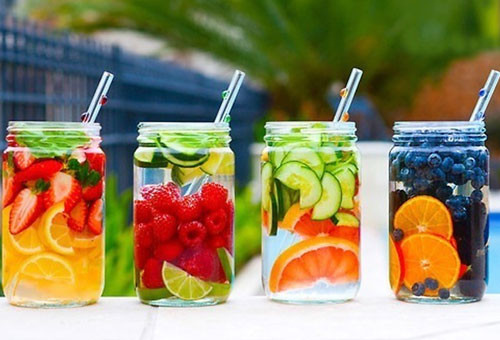 Công thức detox từ dâu tây, chanh vàng, bạc hà. Nguyên liệu: Dâu tây, chanh vàng, bạc hà, nước lọc, bình/hũ/chai có nắp. Cách làm: Chanh bạn cắt thành từng khoanh dày. Dâu tây bỏ cuống rồi cắt làm đôi. Bạc hà bó đi lá heo, râu rồi đem rửa sạch. Sau đó, cho các nguyên liệu vào bình rồi đổ nước ngập.