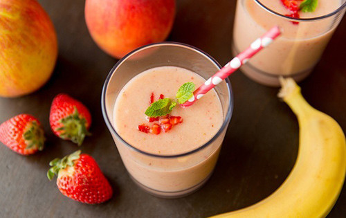 Sinh tố dâu tây, chuối. Nguyên liệu: 1/2 quả chuối tiêu, xắt lát; 1/2 quả lê, gọt vỏ, bỏ lõi, thái miếng vuông nhỏ; 70g dâu tây, bỏ núm, cắt làm đôi; 300ml nước lọc. Cho tất cả các nguyên liệu trên vào máy, xay đến khi bạn có một hỗn hợp sánh mịn, đồng nhất là xong. Bớt nước lọc và thêm vài viên đá vào xay cùng nếu bạn muốn một ly sinh tố mát lạnh.