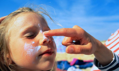 Dùng kem chống nắng, che chắn cẩn thận. Khi bạn đi dưới ánh nắng mặt trời gay gắt tác động lên da, nhất là tia nắng chiếu thẳng vào đầu, cổ, gáy. Để tránh những tác hại nói trên khi đi ngoài trời nắng cần đội nón, mũ rộng vành.