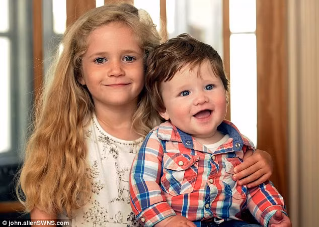 Mẹ bé Fergus cho hay, gia đình bé từ chị gái, ông nội...tất cả mọi người đều được sinh ra với cái đầu đầy tóc.