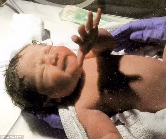 Mái tóc rậm bẩm sinh của Fergus.