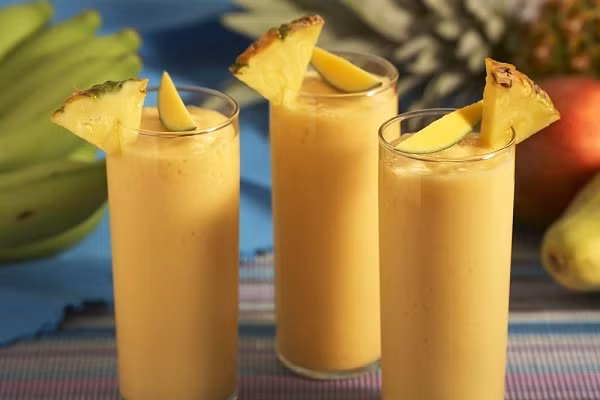 Công thức 3: Nước detox cam dứa. Loại nước này giúp giảm đau, bổ sung vitamin, tăng cường trao đổi chất. Cắt cam thành từng lát mỏng dày chừng 0,3cm, dứa thái miếng mỏng. Thả khoảng 3 lát cam và dứa vào bình thuỷ tinh. Cho vài viên đá vào bình sau đó đổ 300ml nước vào. Bịt kín miệng bình đặt vào tủ lạnh khoảng 2h để trái cây tiết ra vitamin và chất dinh dưỡng vào nước.