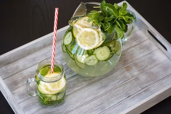 Công thức 4. Thành phần cần có: 1,5 - 2 lít nước, 1 trái dưa leo cắt lát, 1 trái chanh cắt lát, 1 trái cam cắt lát, 10 – 15 lá bạc hà tươi. Tất cả cho vào một bình đựng nước thuỷ tinh. Đậy nắm kín và cho vào tủ lạnh trong thời gian từ 5 – 6 tiếng để trái cây hòa nào nước. vậy là các bạn đã có 1 bình nước detox từ cam ngon tuyệt lại bổ dưỡng rồi nhé.