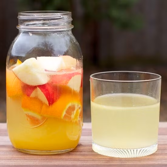 Công thức 6: Công thức detox từ táo và cam. Cam và táo đều chứa chất pectin, chất có trong gelatin. Chất này giúp đẩy kim loại nặng ra khỏi cơ thể bạn, giúp gan không bị quá tải. Trong quả cam, chất pectin có nhiều ở phần màu trắng của vỏ cam nên các bạn nhớ không được bỏ vỏ cam đi mà ngâm luôn vào nước. Nguyên liệu: 2-3 quả cam; 3 quả táo; 1-2 lít nước. hái cam và táo ra thành những miếng to, không bỏ vỏ. Ngâm vào nước. Giữ trong tủ lạnh trong 24 tiếng trước khi uống.