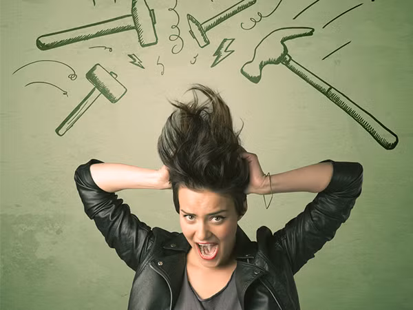 Đau đầu. Đau đầu mà không rõ nguyên nhân có thể là do quá nhiều vitamin C.