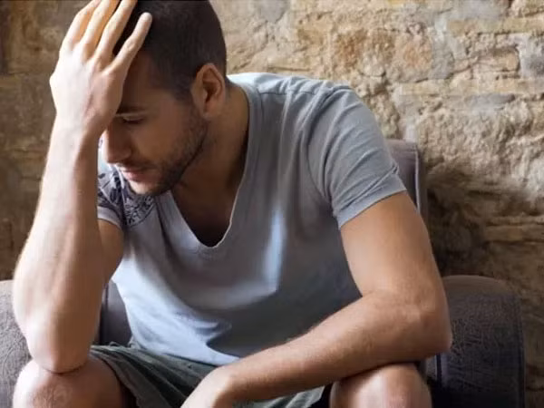 Căng thẳng. Các nghiên cứu trước đó đã chứng minh căng thẳng là nguyên nhân gây nên rối loạn cương dương. Khi một người đàn ông bị ám ảnh bởi những vấn đề nghiêm trọng trong cuộc sống (chẳng hạn công việc hay khó khăn về tài chính), anh ấy sẽ không thể hiện tốt trong phòng ngủ.