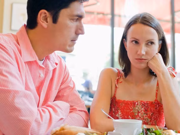 Thiếu cảm xúc. Ở một số quý ông, nguyên nhân bất lực có thể bắt nguồn từ không có hứng thú trong mối quan hệ thiếu lãng mạn, vấn đề tuổi tác hay quá nghèo túng.