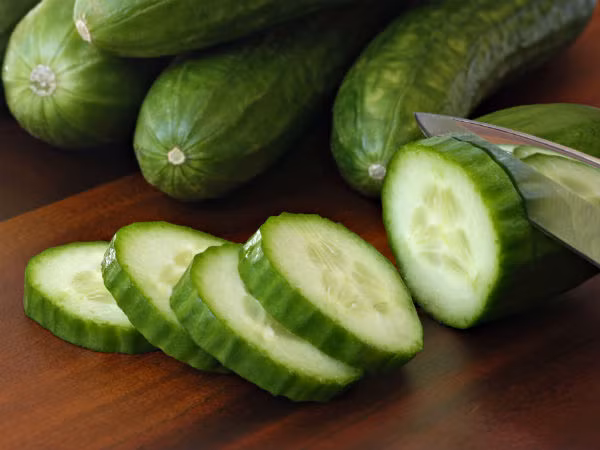 Đặt một quả dưa chuột trong tủ lạnh, sau đó lấy ra, thái lát mỏng và đắp lên mắt tầm 10 phút để giảm sưng tấy, mệt mỏi cho đôi mắt.