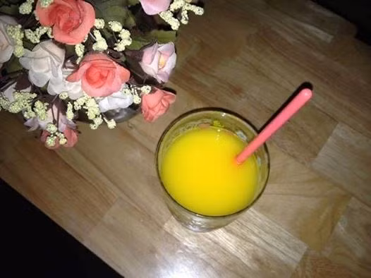 Nếu bạn là tín đồ của những sản phẩm có vị chua ngọt, vậy hãy pha tinh bột nghệ với 1 phần nước lọc và 1 phần nước cam, như vậy là bạn đã có một ly nước hoa quả tuyệt vời tốt cho sức khỏe và giúp giảm cân rồi đó.