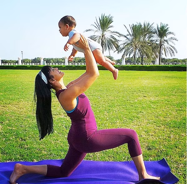 Có mẹ còn vừa chơi với con, vừa "sử dụng" con như dụng cụ thể dục.