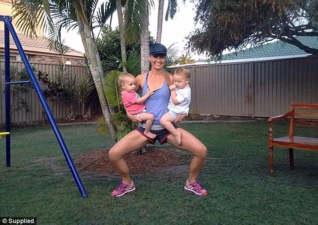 Như vậy, mẹ vừa có thể trông con, vừa duy trì được thói quen rèn luyện cơ thể hàng ngày.