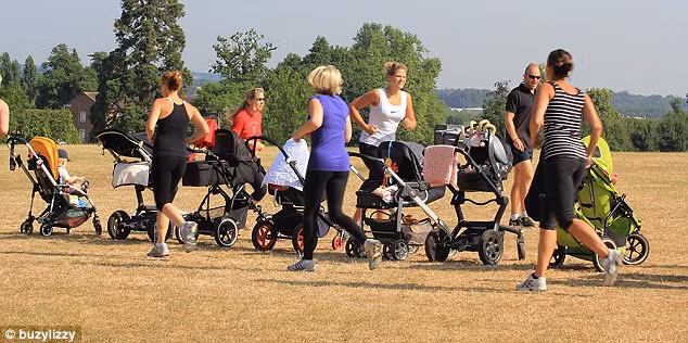 Duy trì thói quen tập thể dục hàng ngày là một thách thức lớn với các mẹ khi luôn có một "cái đuôi" bám theo "làm phiền" mọi lúc mọi nơi.