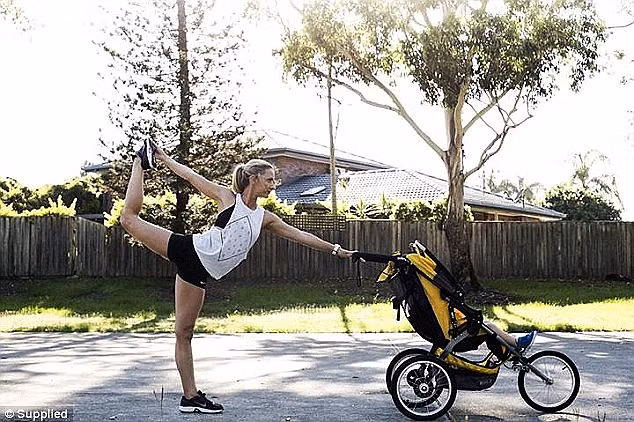 Để duy trì vóc dáng và thói quen tập thể dục sau sinh hàng ngày khi có con nhỏ là một trong những thách thức lớn với các bà mẹ. Để có thể làm được điều này, những người mẹ đã nghĩ ra một cách vô cùng thông minh là cho con cùng tham gia tập các bài tập với mình.