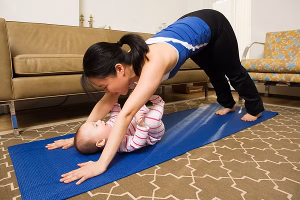 Những bài tập đơn giản vừa làm bé vui vẻ, vừa giúp mẹ giảm cân.