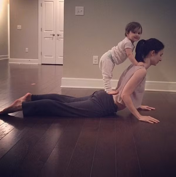 Nhiều mẹ còn khuyến khích bé tập thể dục cùng mình.