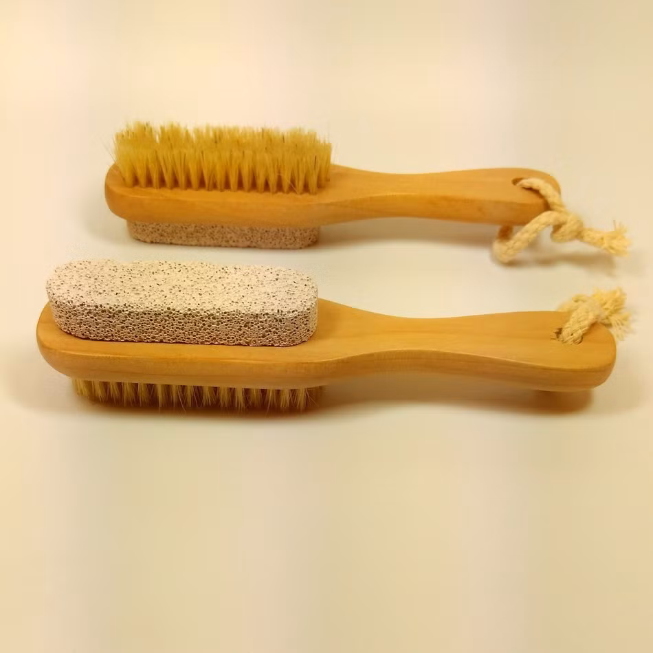 6. Dùng bàn chải cơ thể. Dùng bàn chải khi tắm sẽ hỗ trợ lưu thông và tăng quá trình giải độc da. Bạn có thể dùng miêng xơ mướp hoặc dùng bàn chải, bắt đầu chải theo chuyển động tròn từ chân đến tay, cổ họng và mặt, tắm lại bằng nước lạnh để tăng lưu thông máu đến da.