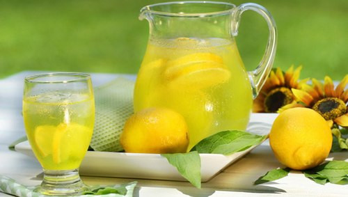 Kế hoạch detox cho 7 ngày tiếp theo: 1. Uống nước chanh mỗi buổi sáng. Đây là bước khởi đầu để kích thích hệ tiêu hóa và làm sạch cơ thể bạn. Pha nước cốt của 1 quả chanh vào một cốc nước lọc ấm, uống trước khi ăn sáng để đạt hiệu quả tốt nhất.