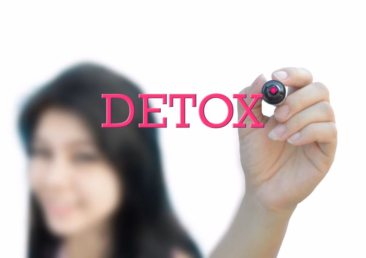 Tuân theo một chế độ ăn uống giải độc cơ thể sẽ giúp giảm cân, giảm bớt lượng chất độc hại và cho phép cơ thể bạn hoạt động hiệu quả hơn. Detox giảm cân hoàn toàn đơn giản, nó chỉ yêu cầu một chút kỷ luật và một tủ lạnh chứa đầy đủ các loại thực phẩm bổ dưỡng. Kế hoạch này chỉ cần thực hiện trong một tuần.