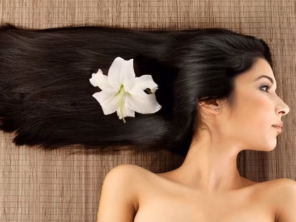 Làm đẹp tóc. Massage tóc với nước dừa mỗi ngày có thể cải thiện tình trạng tóc khô và xoăn. Nước dừa còn giúp tóc bạn mềm mại, sáng bóng. Với tính chất dưỡng ẩm mạnh mẽ, nước dừa sẽ thấm sâu trong chân tóc , giúp tóc luôn khỏe mạnh. Nước dừa còn có đặc tính kháng khuẩn và chống nấm, ngăn ngừa chứng ngứa da đầu, ngăn gàu và các chứng viêm khác.