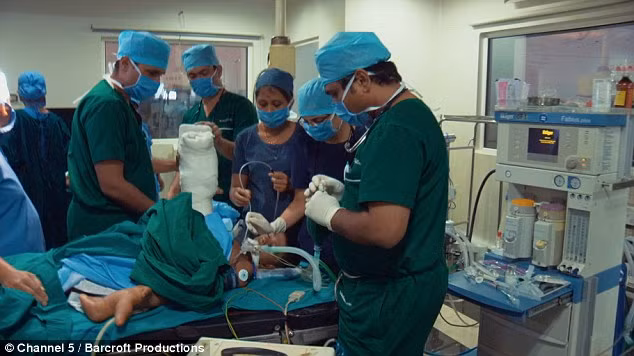 Bác sĩ Raja Sabapathy, người đã tham gia phẫu thuật thu nhỏ tay cho cậu bé cho hay tình trạng của Kaleem có thể do lymphangioma (u lành tính của mạch bạch huyết) hoặc hamartoma (u mô thừa), cả 2 đều có thể chữa được.