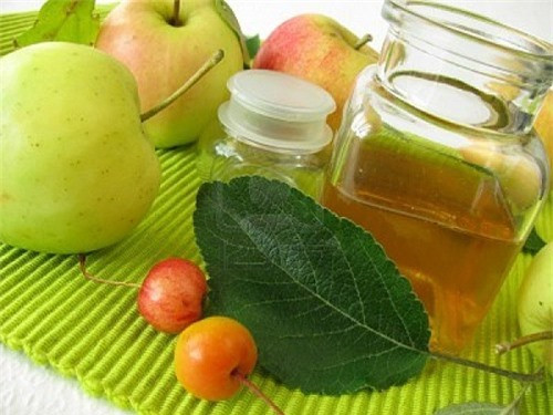 Công thức detox giúp giảm cân hiệu quả với mật ong và giấm táo: Trước mỗi bữa ăn trong ngày, bạn nên uống 1 ly mật ong pha với giấm táo, chỉ đơn giản vậy thôi nhưng phương thức thực hiện này có thể giúp cơ thể kiểm soát tốt lượng calo, đồng thời đẩy nhanh quá trình đào thải chất béo và đốt cháy lượng mỡ thừa, ngoài ra, hệ thống tiêu hóa cũng được tăng cường và hoạt động rất tốt, từ đó hỗ trợ hiệu quả cho tiến trình chăm sóc sức khỏe, làm đẹp da và cải thiện nhanh vóc dáng.