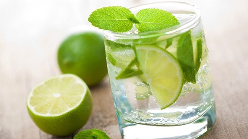 Thải độc gan với chanh, dưa chuột và lá bạc hà. Nguyên liệu: 1.5L nước, 1 quả dưa chuột thái lát, 1 quả chanh thái lát mỏng, 12-14 lá bạc hà. Cho tất cả nguyên liệu gồm dưa chuột, chanh, và lá bạc hà vào bình nước rồi bỏ vào tủ lạnh, lưu ý không dầm nát chanh và dưa chuột.