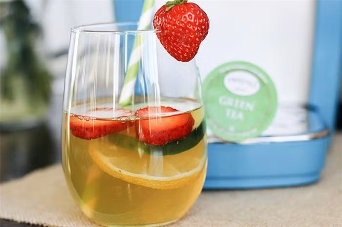 Trà xanh pha cùng vài lát chanh, dâu tây, dưa chuột sẽ mang đến hương vị ngon lạ, kích thích vị giác. Những bạn không kiên trì trong detox giảm cân có thể lựa chọn công thức này, vì hương vị của nó rất ngon.