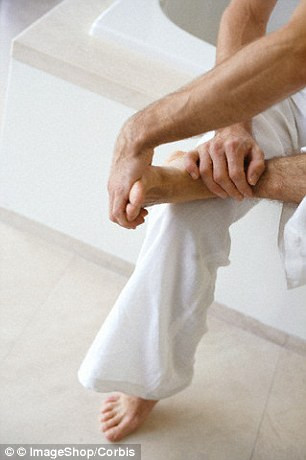 Đau ngón chân có thể là dấu hiệu của bệnh gout. Thường thì khi tích tụ tinh thể acid uric trong khớp và các mô bao quanh tới một giới hạn nào đó, người bệnh gút sẽ có các triệu chứng như nóng, đau, sưng va rất mềm ở một số khớp nào đó, thường là ngón chân cái. Cơn đau thường xảy ra vào ban đêm và nhiều đến mức chỉ cần tấm ga trải giường chạm nhẹ vào cũng đau đến mức độ không chịu nổi.