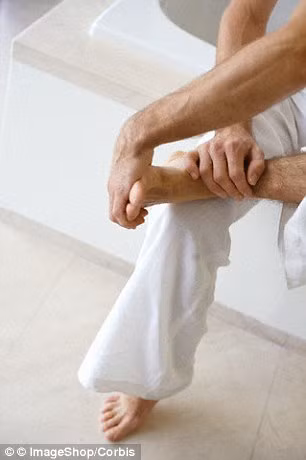 Đau ngón chân có thể là dấu hiệu của bệnh gout. Thường thì khi tích tụ tinh thể acid uric trong khớp và các mô bao quanh tới một giới hạn nào đó, người bệnh gút sẽ có các triệu chứng như nóng, đau, sưng va rất mềm ở một số khớp nào đó, thường là ngón chân cái. Cơn đau thường xảy ra vào ban đêm và nhiều đến mức chỉ cần tấm ga trải giường chạm nhẹ vào cũng đau đến mức độ không chịu nổi.