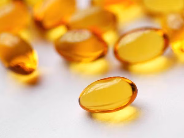 Vitamin E và nước hoa hồng. Để tạo hỗn hợp dưỡng da mặt này, bạn cần 2 viên nang mềm vitamin E, cắt vỏ lấy dung dịch bên trong trộn với một thìa cà phê nước hoa hồng, massage hỗn hợp này nhẹ nhàng trong vòng 10 phút, 15 phút sau rửa lại mặt với nước mát.