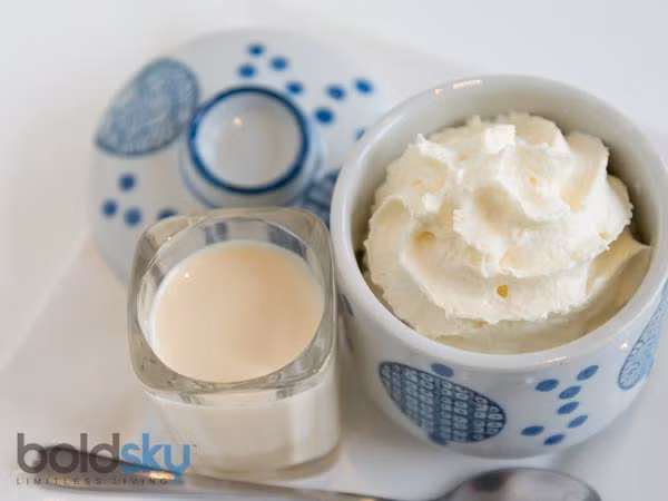 Kem sữa (là một loại kem tươi ở dạng lỏng, được làm từ sữa tươi) là một trong những chất dưỡng ẩm và làm cân bằng da tốt nhất. Pha trộn một thìa kem sữa với 1 muỗng cà phê nước hoa hồng, phết lên mặt và massage trong vòng 5 phút và để trong vòng 15 phút, sau đó rửa lại với nước ấm.