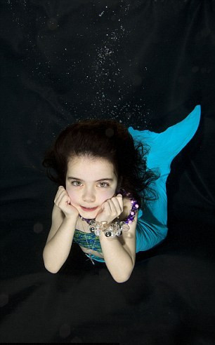 Những bức ảnh chụp dưới nước này đã nhanh chóng nhận được nhiều lời khen ngợi, mọi người cảm thấy vô cùng thích thú trước những biểu hiện vô cùng ngộ nghĩnh, đáng yêu của bọn trẻ.