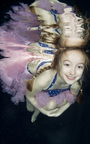 Cô tiên nhỏ tinh nghịch chơi đùa trong làn nước.