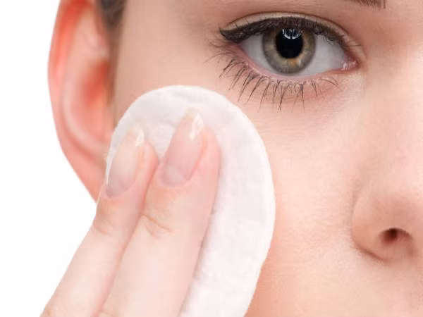 Xịt khoáng. Bạn cho nước dừa tươi vào bình xịt, trữ trong ngăn mát tủ lạnh. Có thể xịt lên mặt giúp cung cấp nước cho da vào những ngày nắng nóng, giải nhiệt cơ thể, làm mát da, tránh tình trạng da khô nhăn, mất nước.