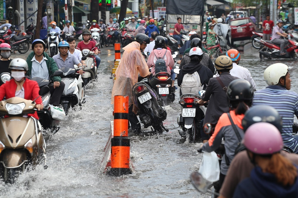 Thậm chí có người suýt té xuống đường, ngay trước đầu ô tô khá nguy hiểm do xe bị chết máy đột ngột