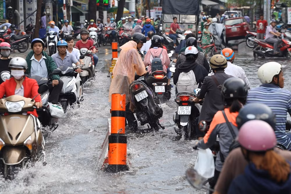 Thậm chí có người suýt té xuống đường, ngay trước đầu ô tô khá nguy hiểm do xe bị chết máy đột ngột
