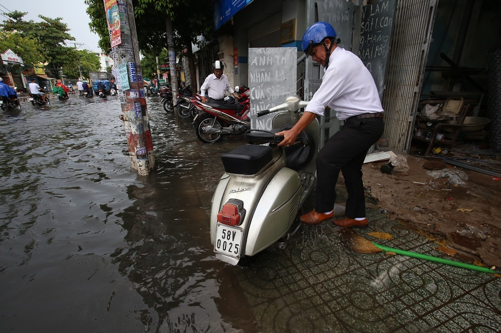 Nhiều phương tiện chết máy phải dắt bộ