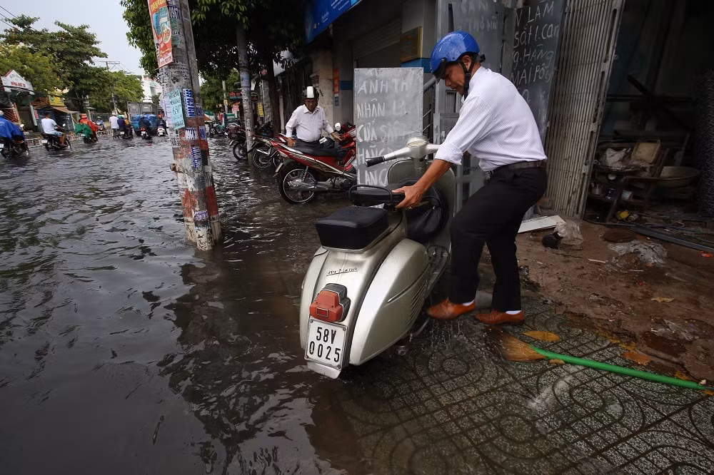 Nhiều phương tiện chết máy phải dắt bộ